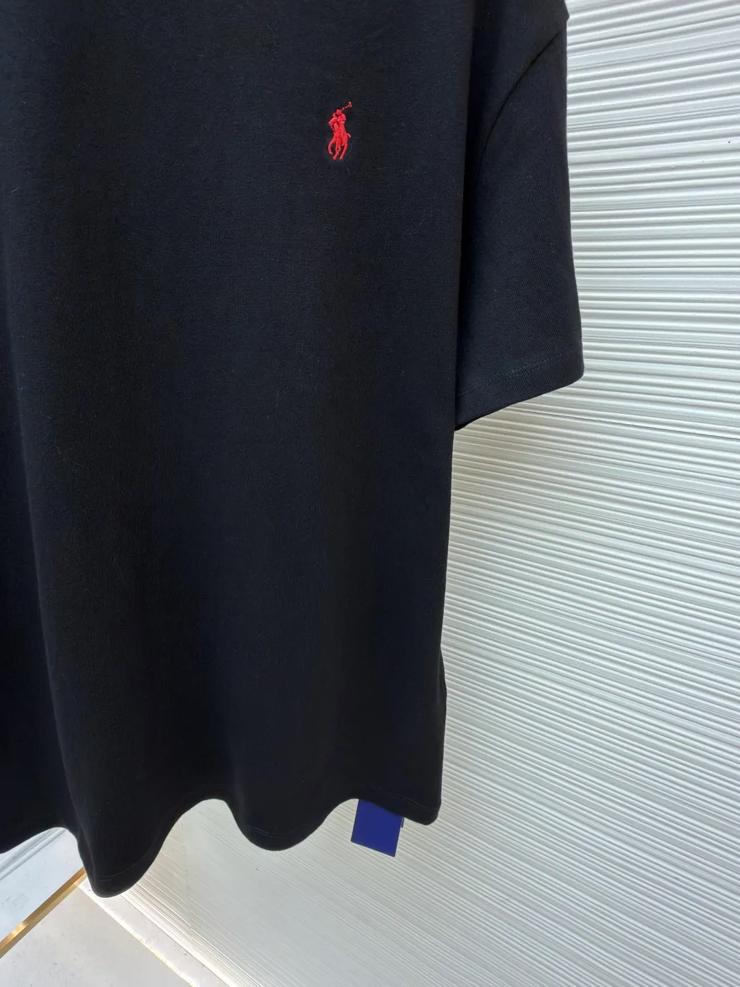 Ralph Lauren logo embroidered short sleeves ●Original version: Purchased and developed for 990 ●Item number: 1682482-X80 ●Material: linen soft plain weave fabric ●Technology: embroidery production ●Color: black ●Version: Fitted version ●Weight: about 280 grams ●Size: S-M-L-XL ●Description: Customized cotton and linen soft plain weave fabric, delicate touch, comfortable and close to the skin, with deep black as the main color Exquisite red pony logo is embellished throughout. It is highly recognizable. It brings an atmosphere of freedom and vitality. A symphony of pure and smart colors. It outlines a high-end outline with extreme simplicity and becomes the smart focus of the vision. It shows taste in silence and adopts imported machine embroidery technology. It uses advanced computer control system and precise mechanical components to realize the iconic pony embroidery operation. High precision. The lines are smooth and delicate. The fabrics have been washed. It has a better hand feel and texture. It is not easy to deform and not shrink. Not easy to fade and maintain long-lasting beauty. The overall wiring is straight and delicate, the fabric is comfortable and soft, and the color is consistent without color difference. It can be matched with the same style to create a fashionable look and control various occasions. Customized accessories, complete with three standards, same style for men and women!